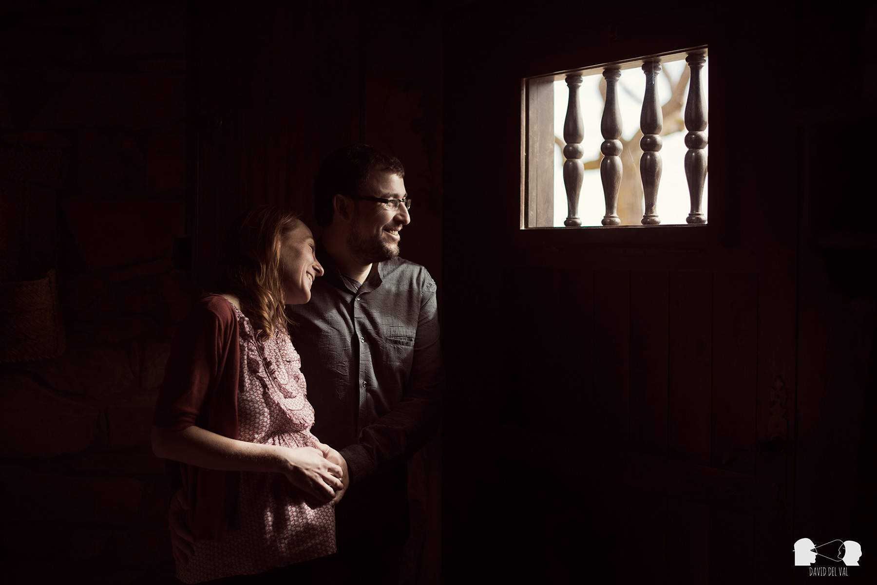 sessio-de-familia-exterios-casa-rural-fotograf-de-nens-sessio-embaras-ambaraçada