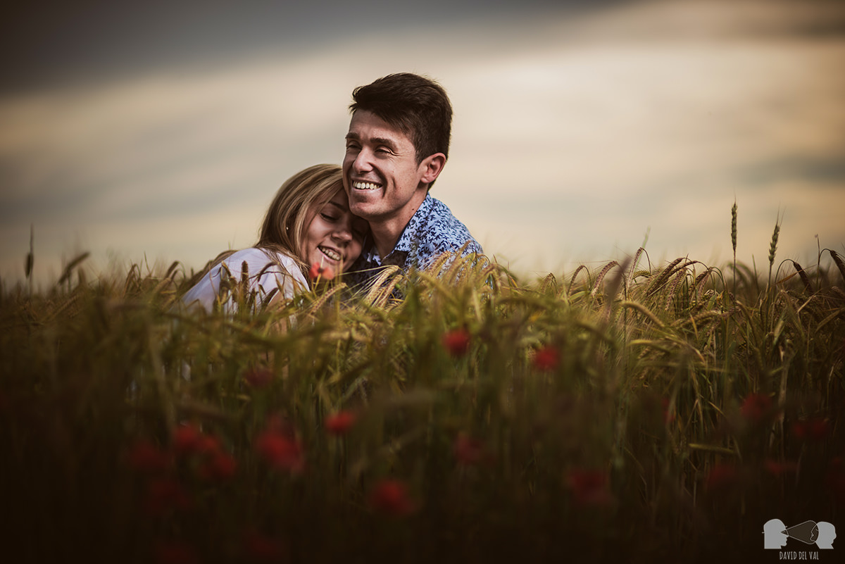 fotógrafos-bodas-lleida-barcelona-preboda-rural-amapolas-roselles-05