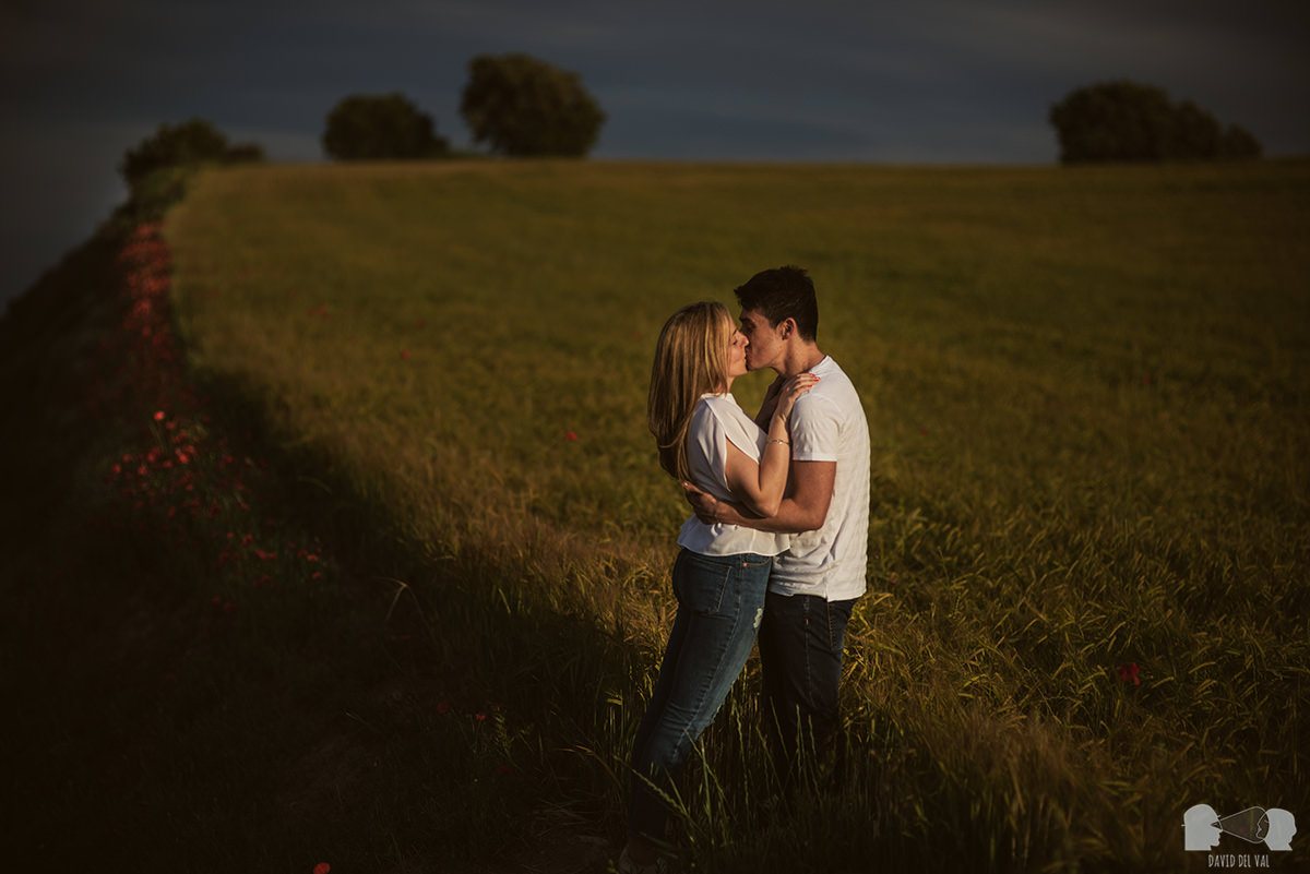 fotógrafos-bodas-lleida-barcelona-preboda-rural-amapolas-roselles-06